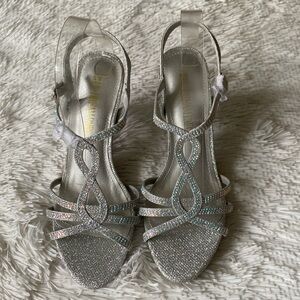 New women’s Sz 8.5 glittered embellished formal festive silver straps sandals